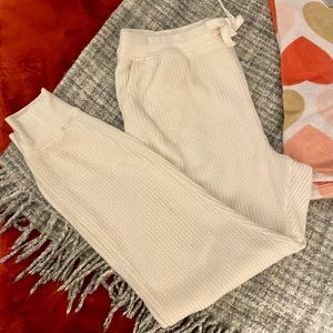 New Colsie White Thermal Drawstring Joggers, L